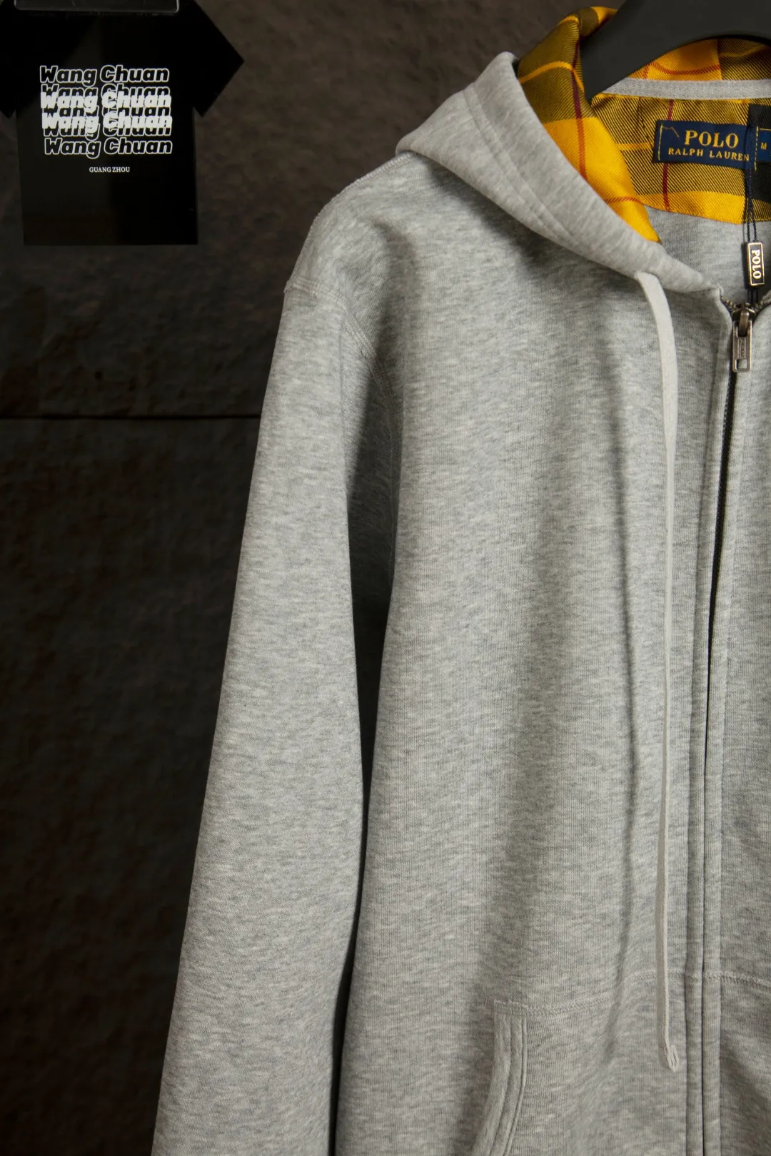 P270 Actual photo [Popular item] Style number: 25104# Color: Navy blue/hemp gray/white Size: S to XL - Ralph Lauren/Ralph Lauren 2025AW Autumn and Winter Bear series stacked topstitch design plaid lining hooded cardigan zipper sweatshirt - Original workmanship consistent Professional four-needle six-thread topstitch design ✅ - Face 370g double-sided cotton heavyweight fabric Contrast color yarn-dyed plaid inside ✅| - Highly restored customized brand zipper 0.8 pure cotton high-density hook and loop bonnet ✅ - RL limited design style Colorful bear logo precision embroidery Bright color contrasting plaid hood inside The upper body is colorful and distinguishes the classic style. Both men and women can easily control it. Simple and clean, versatile and can go wrong. Exposed topstitch 0.8 cm retro primary color hook and loop drawstring. Every detail is perfect.